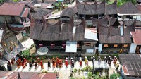 Foto udara kaum ibu mengikuti arak-arakan parade baju kurung basiba Bundo Kanduang saat pembukan Festival Matrilineal Limpapeh di Desa Saribu Gonjong (Sarugo), Nagari Koto Tinggi, Limapuluh Kota, Sumatera Barat, Sabtu (31/8/2024).