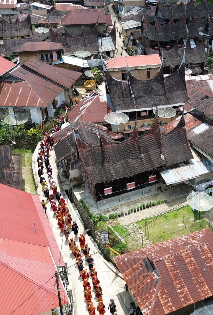 Foto udara kaum ibu mengikuti arak-arakan parade baju kurung basiba Bundo Kanduang saat pembukan Festival Matrilineal Limpapeh di Desa Saribu Gonjong (Sarugo), Nagari Koto Tinggi, Limapuluh Kota, Sumatera Barat, Sabtu (31/8/2024). Balai Pelestarian Kebudayaan III Wiiayah Sumatera Barat bersama masyarakat menggelar Festival Matrilineal Limpapeh di desa wisata itu bertema perempuan dalam Minangkabau. ANTARA FOTO/Iggoy el Fitra