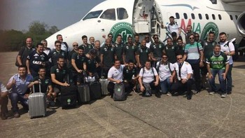 Pada tanggal 28 November 2016, Penerbangan LaMia 2933 membawa tim sepak bola Chapecoense Brasil dari Bolivia ke Medellín, di mana mereka dijadwalkan untuk bermain di Final Copa Sudamericana 2016. Tragisnya, pesawat jatuh karena kegagalan listrik dan kehabisan bahan bakar, yang menyebabkan hilangnya 71 dari 77 penumpang di dalamnya. Foto ini diambil sebelum lepas landas. Foto: Historicflix