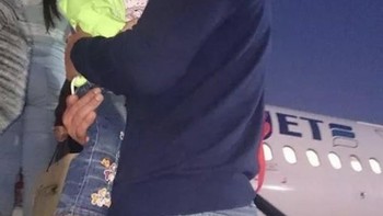 Pada tanggal 31 Oktober 2015, Olga Sheina memposting foto suaminya menggendong balita mereka yang mengantuk di tangga Penerbangan Metrojet 9268, dengan keterangan Kami akan pulang. Tak lama setelah lepas landas, pesawat meledak dan hancur di udara, merenggut nyawa semua 224 penumpang dan kru di dalamnya. Foto: Historicflix