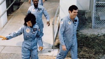 Gambar tersebut menangkap momen pedih saat tujuh anggota kru Space Shuttle Challenger berjalan menuju ke pesawat ruang angkasa. Tragisnya, 73 detik setelah peluncuran, Challenger meledak dan hancur, mengakibatkan hilangnya semua tujuh nyawa di dalamnya. Foto: Historicfix