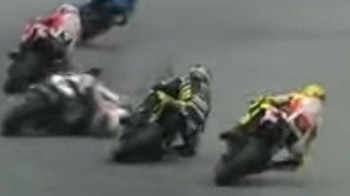 Foto pembalap MotoGP Marco Simoncelli, diambil beberapa saat sebelum kecelakaan tragisnya. Setelah kecelakaan itu, Simoncelli dilarikan ke rumah sakit lintasan di mana staf medis melakukan CPR selama 45 menit. Sayangnya, sekitar pukul 16:56 waktu setempat, kurang dari satu jam setelah insiden itu, diumumkan bahwa Simoncelli telah meninggal karena luka-lukanya. Foto: Historicfix