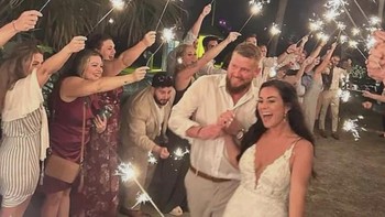 Foto memilukan dari tahun 2023 ini menangkap pengantin baru Samantha Miller dan Aric Hutchinson beberapa saat sebelum kendaraan mereka ditabrak oleh pengemudi mabuk Jamie Komoroski saat mereka meninggalkan tempat pernikahan mereka. Samantha meninggal dunia dalam kecelakaan itu. Foto: Historicfix