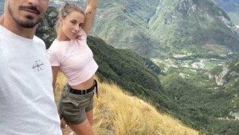 Pada saat-saat terakhir sebelum jatuhnya yang tragis, Andrea Mazzetto dan pasangannya mengambil foto ini. Beberapa detik kemudian, dalam upaya putus asa untuk mengambil ponselnya yang jatuh, dia kehilangan keseimbangan dan jatuh lebih dari 600 kaki. Foto: Historicfix