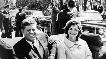 Presiden John F. Kennedy dan Ibu Negara Jacqueline, beberapa saat sebelum insidennya yang merenggut nyawanya di Dallas, TX, pada tahun 1963. Foto: Historicfix