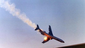 Sebuah gambar menghantui yang diambil pada tahun 1978 menunjukkan Penerbangan 182 Pacific Southwest Airlines di saat-saat terakhirnya sebelum jatuh ke tanah setelah bertabrakan dengan pesawat pribadi. Insiden yang menghancurkan ini merenggut nyawa 144 orang, menandai hari yang tragis dalam sejarah penerbangan. Foto: Historicfix