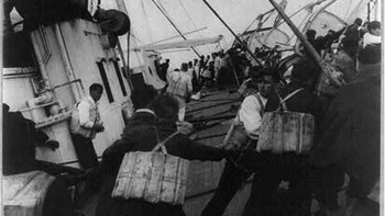 Pada tanggal 12 November 1928, kapal penumpang SS Vestris tenggelam di Samudra Atlantik karena kondisi cuaca buruk yang menyebabkannya menjadi tidak stabil dan banjir. Dari 326 orang di atas kapal, 111 tewas. Foto di atas, diambil oleh Fred Hanson, menggambarkan kru beberapa saat sebelum kapal terbalik dan tenggelam. Foto: Historicflix
