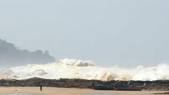 Pada 13 Januari 2005, mayat John dan Jackie Knill, pasangan Kanada, ditemukan di sebuah pantai di Thailand. Beberapa minggu kemudian, seorang pekerja bantuan dari Seattle menemukan kamera mereka. Foto ini diambil beberapa saat sebelum mereka tersapu oleh tsunami Samudra Hindia pada tanggal 26 Desember 2004. Foto: Historicfix