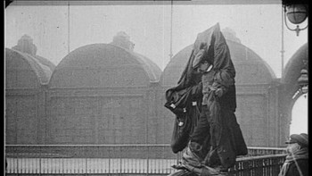 Pada tahun 1912, penemu Prancis Franz Reichelt menciptakan parasutnya sendiri dan memutuskan untuk mengujinya secara terbuka di Menara Eiffel di Paris. Namun, parasut tidak berfungsi dan gagal membuka, menyebabkan Reichelt jatuh 187 kaki (57 meter) hingga kematiannya. Foto ini diambil sesaat sebelum lompatan. Foto: Historicfix