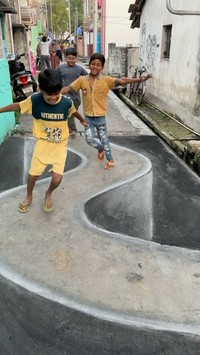 Kundan Chowdhury menghibur tetangganya dengan gambar ilusi 3D yang dia buat dengan kapur. Hasilnya benar-benar kelihatan nyata!