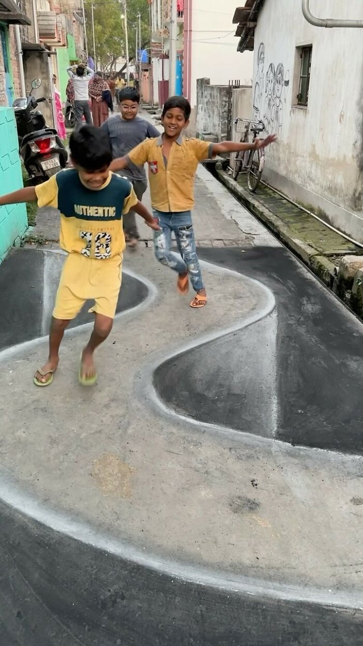 Gambar Pakai Kapur Ini Sukses Bikin Ilusi Optik, Menipu Otak Kundan Chowdhury menghibur tetangganya dengan gambar ilusi 3D yang dia buat dengan kapur. Hasilnya benar-benar kelihatan nyata!
