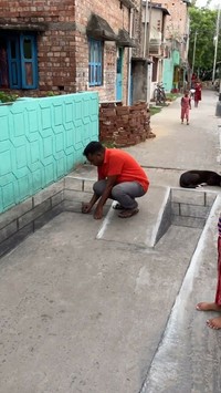 Kundan Chowdhury menghibur tetangganya dengan gambar ilusi 3D yang dia buat dengan kapur. Hasilnya benar-benar kelihatan nyata!