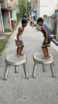 Kundan Chowdhury menghibur tetangganya dengan gambar ilusi 3D yang dia buat dengan kapur. Hasilnya benar-benar kelihatan nyata!