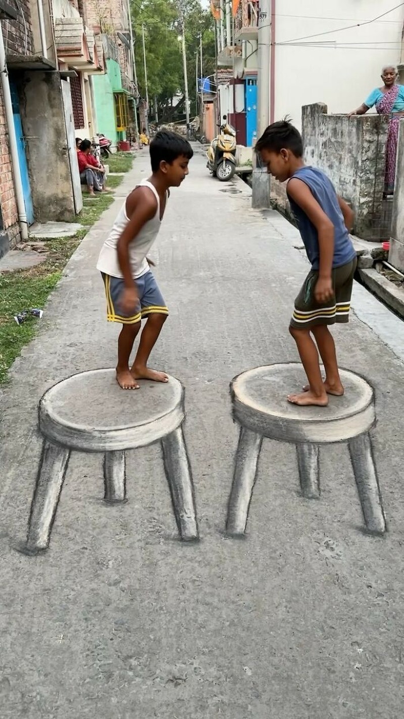 Kundan Chowdhury menghibur tetangganya dengan gambar ilusi 3D yang dia buat dengan kapur. Hasilnya benar-benar kelihatan nyata!