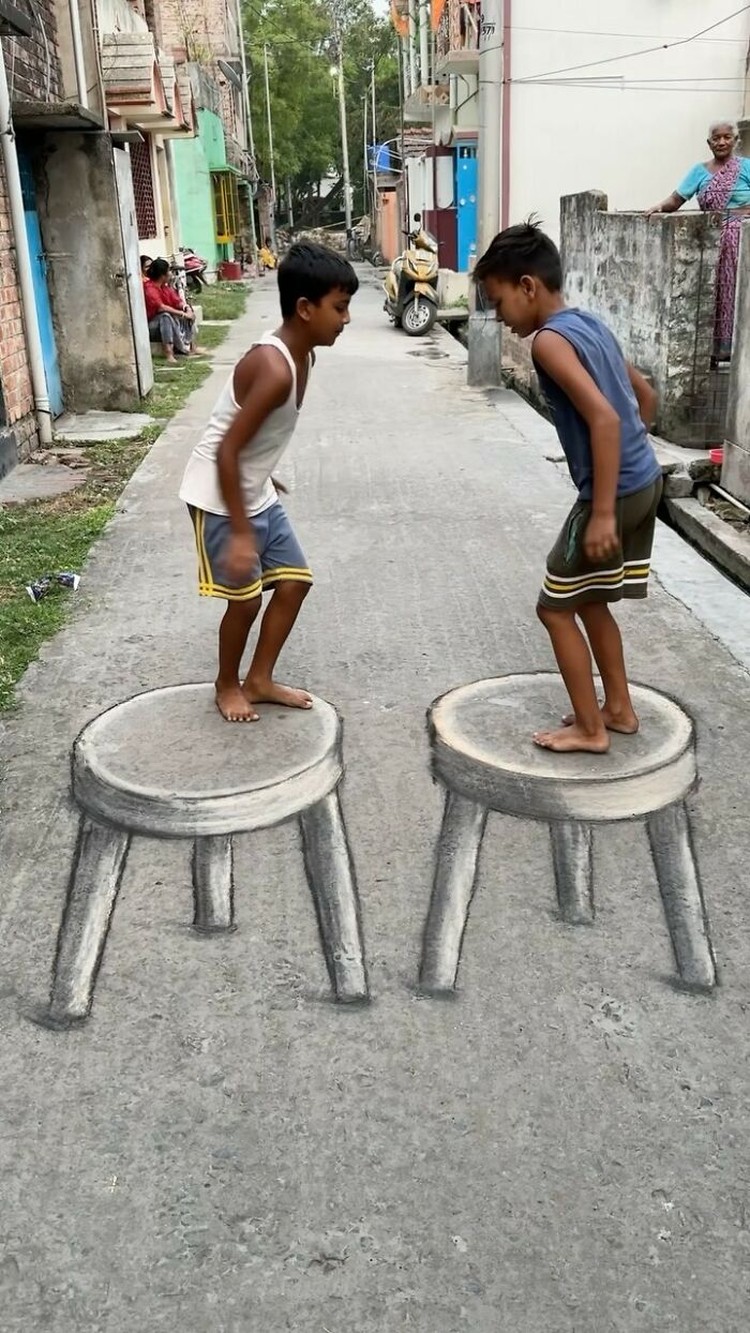 Gambar Pakai Kapur Ini Sukses Bikin Ilusi Optik, Menipu Otak Kundan Chowdhury menghibur tetangganya dengan gambar ilusi 3D yang dia buat dengan kapur. Hasilnya benar-benar kelihatan nyata!