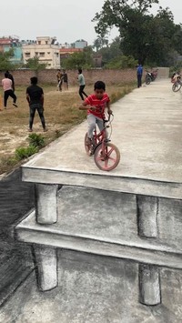 Kundan Chowdhury menghibur tetangganya dengan gambar ilusi 3D yang dia buat dengan kapur. Hasilnya benar-benar kelihatan nyata!