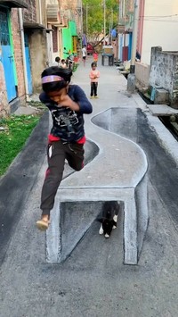 Kundan Chowdhury menghibur tetangganya dengan gambar ilusi 3D yang dia buat dengan kapur. Hasilnya benar-benar kelihatan nyata!