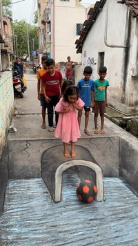 Kundan Chowdhury menghibur tetangganya dengan gambar ilusi 3D yang dia buat dengan kapur. Hasilnya benar-benar kelihatan nyata!