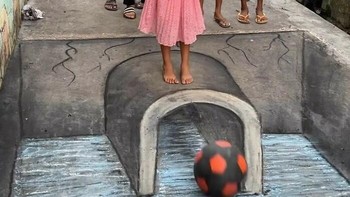 Ayo ambil bolanya, sebelum masuk! Foto: chandanartacademy via Bored Panda
