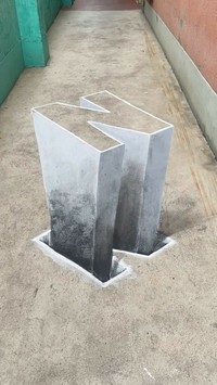 Kundan Chowdhury menghibur tetangganya dengan gambar ilusi 3D yang dia buat dengan kapur. Hasilnya benar-benar kelihatan nyata!