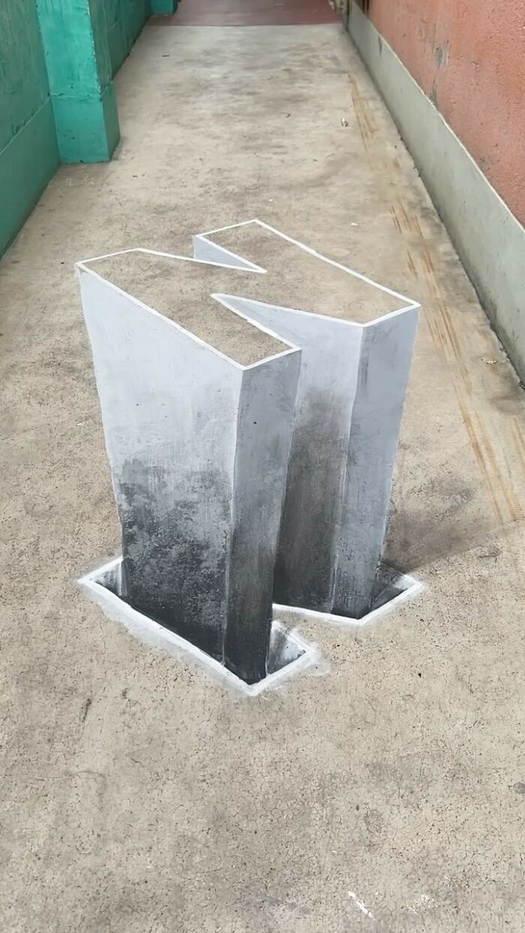 Gambar Pakai Kapur Ini Sukses Bikin Ilusi Optik, Menipu Otak Kundan Chowdhury menghibur tetangganya dengan gambar ilusi 3D yang dia buat dengan kapur. Hasilnya benar-benar kelihatan nyata!