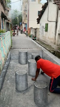 Kundan Chowdhury menghibur tetangganya dengan gambar ilusi 3D yang dia buat dengan kapur. Hasilnya benar-benar kelihatan nyata!