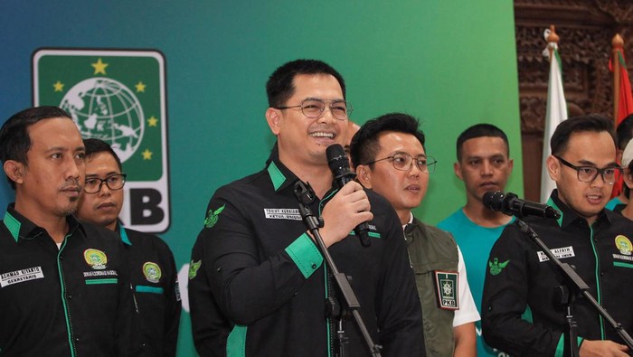 Garda Bangsa PKB sikapi muktamar tandingan Ketua Umum obadan otonom Partai Kebangkitan Bangsa (PKB) Garda Bangsa, Tommy Kurniawan (ketiga kanan) didampingi jajaran pengurus dan kader organisasinya menyampaikan keterangan kepada wartawan terkait isu muncul muktamar PKB tandingan di Jakarta, Sabtu (31/8/2024). Mereka mengecam wacana Muktamar PKB tandingan dan siap melawan secara hukum jika wacana itu terlaksana karena mereka nilai tidak sah secara hukum dan inkonstitusional. ANTARA FOTO/Reno Esnir/app/Spt.