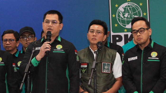 Ketua Umum obadan otonom Partai Kebangkitan Bangsa (PKB) Garda Bangsa, Tommy Kurniawan (ketiga kanan) didampingi jajaran pengurus dan kader organisasinya menyampaikan keterangan kepada wartawan terkait isu muncul muktamar PKB tandingan di Jakarta, Sabtu (31/8/2024). Mereka mengecam wacana Muktamar PKB tandingan dan siap melawan secara hukum jika wacana itu terlaksana karena mereka nilai tidak sah secara hukum dan inkonstitusional. ANTARA FOTO/Reno Esnir/app/Spt.