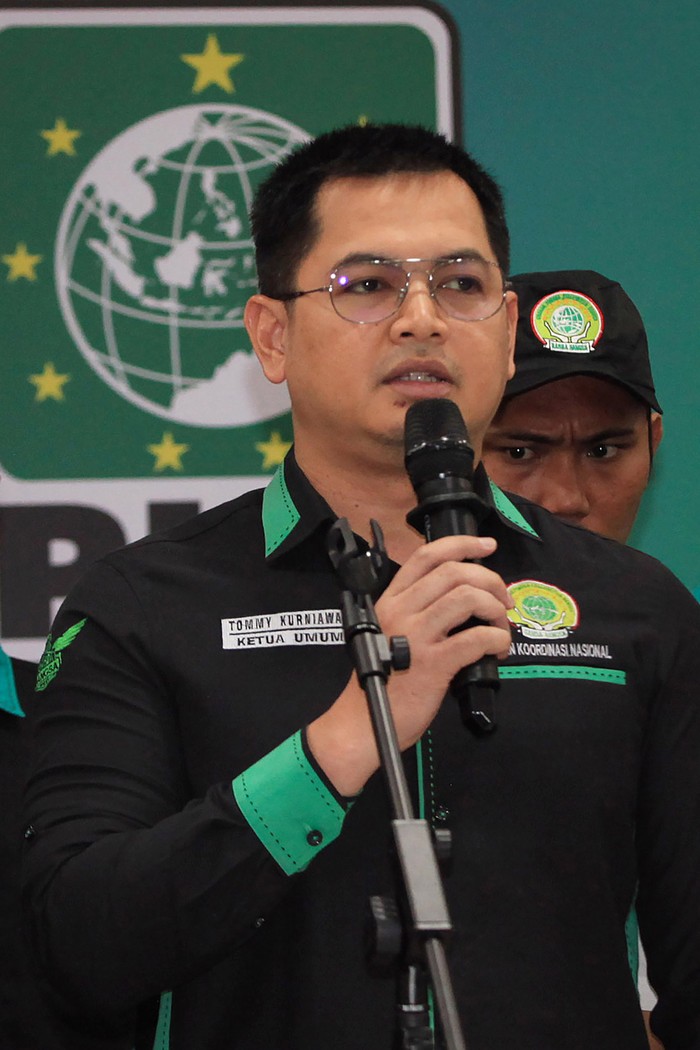 Garda Bangsa PKB sikapi muktamar tandingan Ketua Umum obadan otonom Partai Kebangkitan Bangsa (PKB) Garda Bangsa, Tommy Kurniawan (ketiga kanan) didampingi jajaran pengurus dan kader organisasinya menyampaikan keterangan kepada wartawan terkait isu muncul muktamar PKB tandingan di Jakarta, Sabtu (31/8/2024). Mereka mengecam wacana Muktamar PKB tandingan dan siap melawan secara hukum jika wacana itu terlaksana karena mereka nilai tidak sah secara hukum dan inkonstitusional. ANTARA FOTO/Reno Esnir/app/Spt.