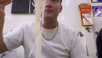 Mampir ke salah satu tempat makan mie kesukaannya, Boy menyebut ini sebagai salah satu makanan terenak versinya. Foto: Instagram @boywilliam17