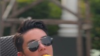 Iseng buat konten nyantai di Instagramnya, Boy berpose saat memakan es krim.  Foto: Instagram @boywilliam17