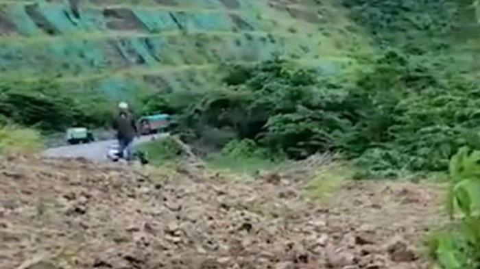 Longsor menutup Jalan Trans Sulawesi di Parigi Moutong, Sulteng, menyebabkan kemacetan 1,5 km. Pembersihan sedang dilakukan dengan 4 alat berat.