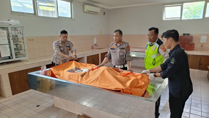 Jasad korban kecelakaan lalu lintas di Palembang saat dievakuasi ke rumah sakit,