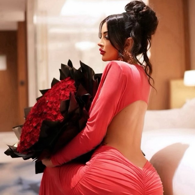 Pada Jennifer, zat ini bahkan menyebabkan kerusakan yang begitu parah hingga mengancam kesehatan reproduksinya. “Impian saya untuk menjadi seorang ibu hancur akibat komplikasi yang disebabkan oleh PMMA, katanya dengan penuh penyesalan.  Foto: dok. Instagram