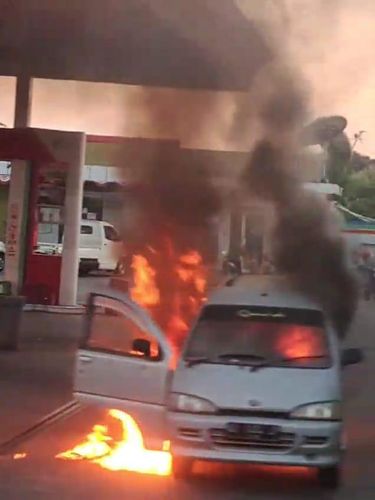 Tangkapan layar memperlihatkan sebuah mobil terbakar di sebuah SPBU kawasan Bejen, Karanganyar, Sabtu (31/8/2024).