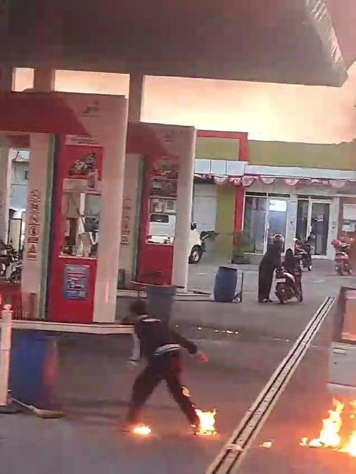 Tangkapan layar memperlihatkan sebuah mobil terbakar di sebuah SPBU kawasan Bejen, Karanganyar, Sabtu (31/8/2024).