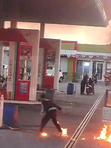 Tangkapan layar memperlihatkan sebuah mobil terbakar di sebuah SPBU kawasan Bejen, Karanganyar, Sabtu (31/8/2024).