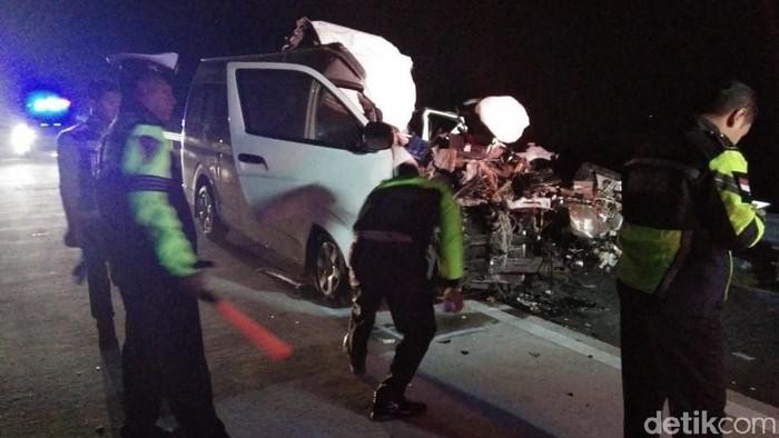 Kecelakaan maut terjadi di Jalur A Tol Madiun-Nganjuk tepatnya di KM 638.400. Kecelakaan tersebut mengakibatkan 5 mahasiswa unhasy tewas tahun 2019