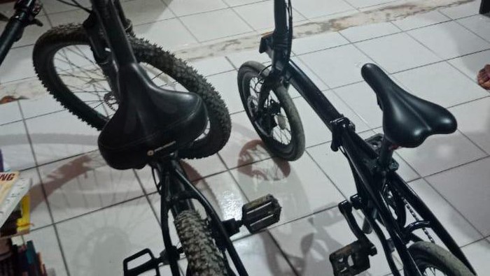 Barang bukti sepeda lipat dicuri pasutri dan anaknya di Kendari, Sulawesi Tenggara.