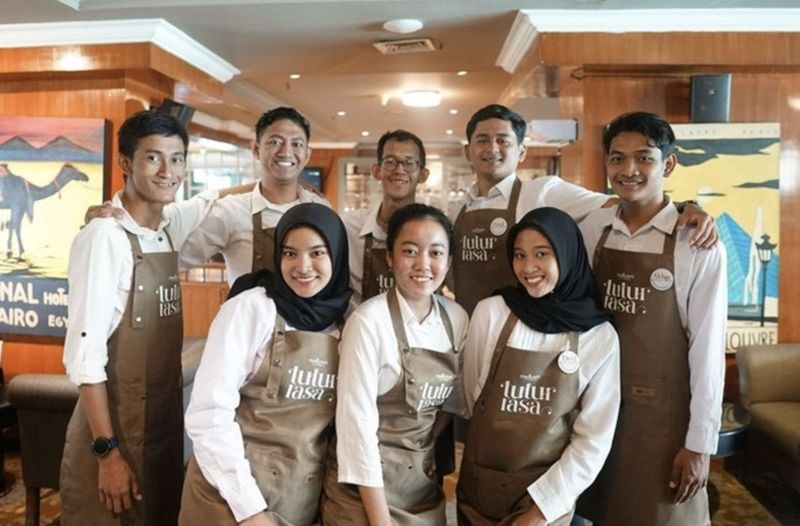 Keren! 8 Teman Tuli Jadi Barista di Kedai Kopi Surabaya