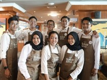 Keren! 8 Teman Tuli Jadi Barista di Kedai Kopi Surabaya