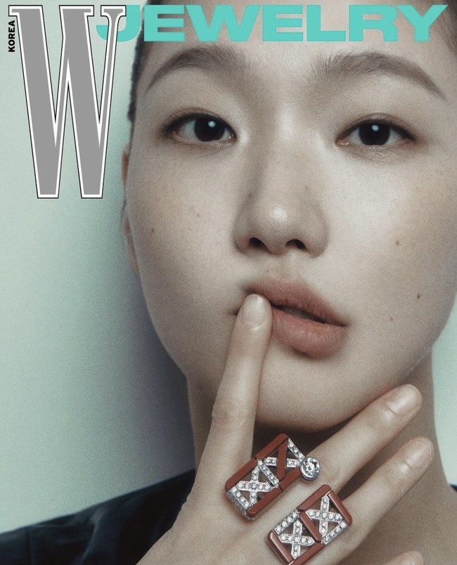 Kini aktris 33 tahun itu mengenakan sejumlah koleksi perhiasan Chanel Haute Joaillerie Sport 2024 yang berpotongan berlian dalam pemotretan W Korea. Foto: dok. W Korea