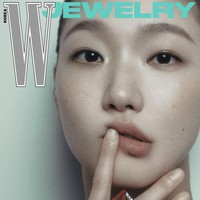 Kini aktris 33 tahun itu mengenakan sejumlah koleksi perhiasan Chanel Haute Joaillerie Sport 2024 yang berpotongan berlian dalam pemotretan W Korea. Foto: dok. W Korea