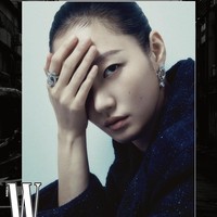 “haii cantik😍 💎” “senyumnyaaaa suka bangett 😭🔥” “Her elegance is so fascinating ❤️” ujar sejumlah penggemar Kim Go Eun melihat penampilannya. Foto: dok. W Korea