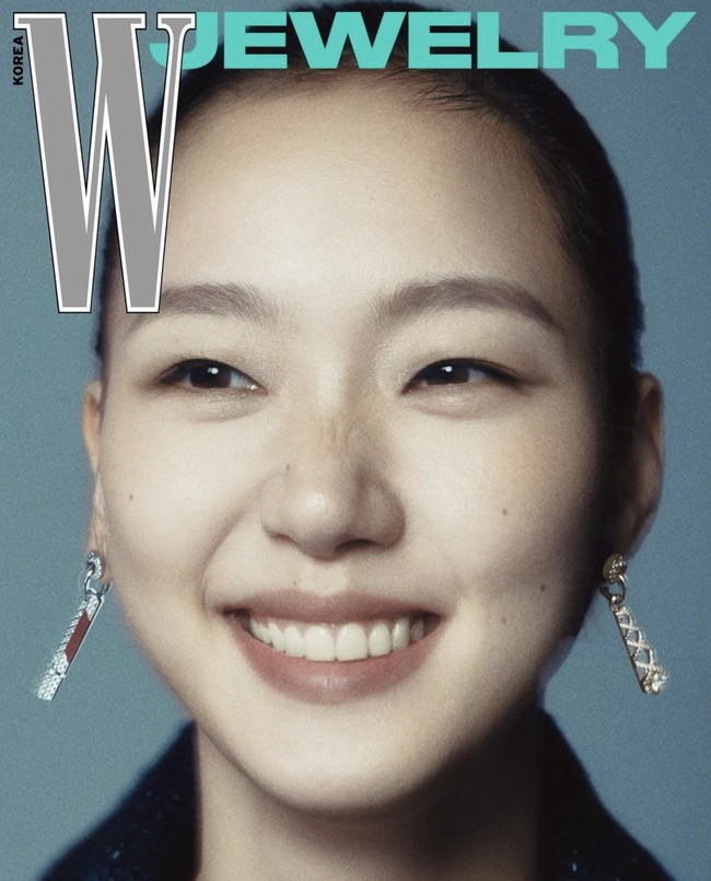 Bintang drama Korea Little Women itu telah menunjukkan eksistensinya sebagai brand ambassador Chanel sejak 2019. Foto: dok. W Korea