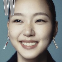 Bintang drama Korea Little Women itu telah menunjukkan eksistensinya sebagai brand ambassador Chanel sejak 2019. Foto: dok. W Korea
