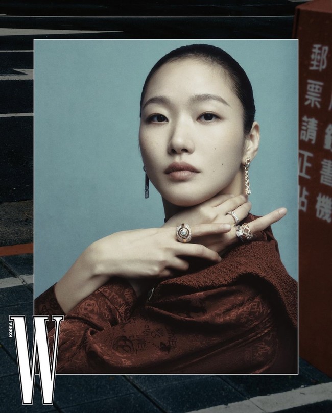 Sebelumnya pada Rabu (24/7/2024), Kim Go Eun terbang ke Taiwan untuk melihat koleksi perhiasan Chanel Haute Joaillerie Sport 2024 yang dipamerkan di Taipei Music Center. Foto: dok. W Korea