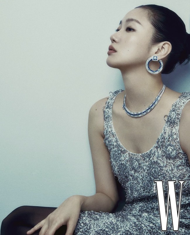 Seperti yang terlihat dalam unggahan akun Instagram W Korea, Kim Go Eun banjir pujian penggemar yang terpana dengan kecantikannya. Foto: dok. W Korea