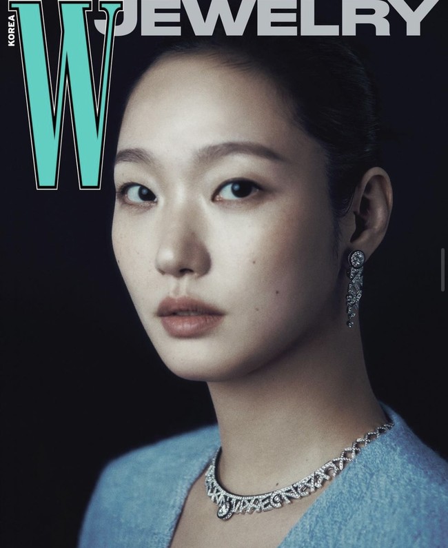 Kim Go Eun menampilkan kemewahan perhiasan berlian Chanel dalam pemotretannya bersama W Korea. Foto: dok. W Korea