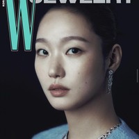 Kim Go Eun menampilkan kemewahan perhiasan berlian Chanel dalam pemotretannya bersama W Korea. Foto: dok. W Korea